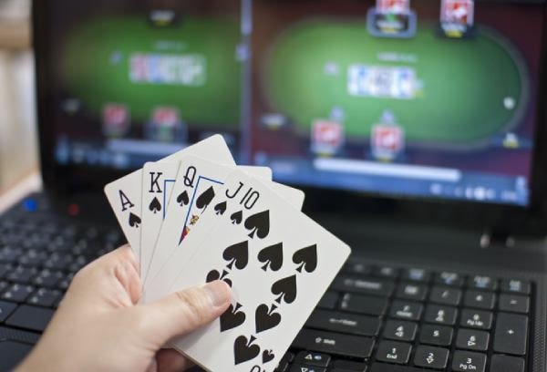 Pengguna memasang taruhan sportsbook macaubet melalui perangkat mobile